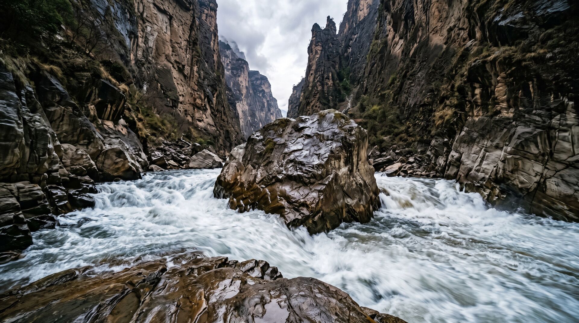 Gola del Salto del Tigre: Uno dei Trekking Più Spettacolari d'Asia nello Yunnan